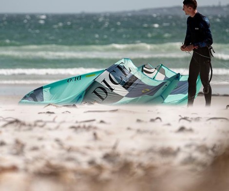 Duotone Dice Purple 2021 beim Aufbauen am Strand