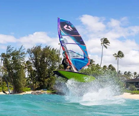 Duotone Duke C12 Black Wave Segel 025 beim Windsurfen