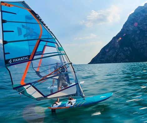 Duotone E_Pace Segel Türkis 2021 zu zweit beim Windsurfen