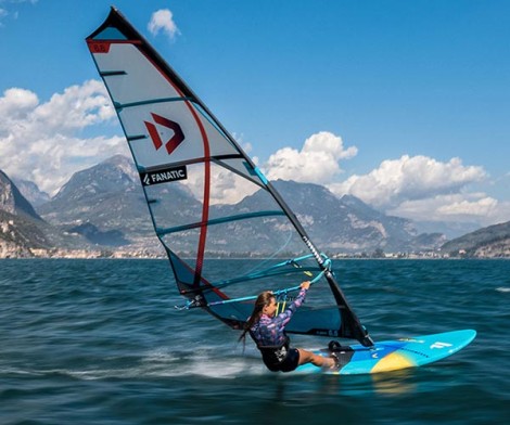 Duotone E Pace Rig Farbe C16 2023  beim Windsurfen