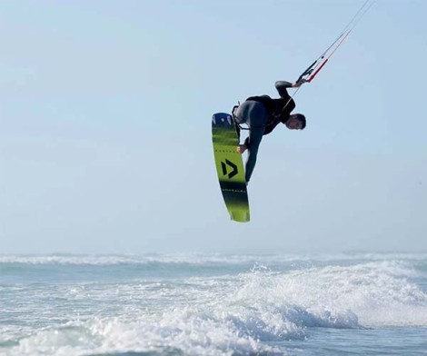 Duotone Gonzales Kiteboard Yellow 024 beim Sprung