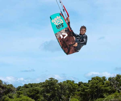 Duotone Gonzales Twintip Freeride Boards Model 2023 beim Kiten beim Springen