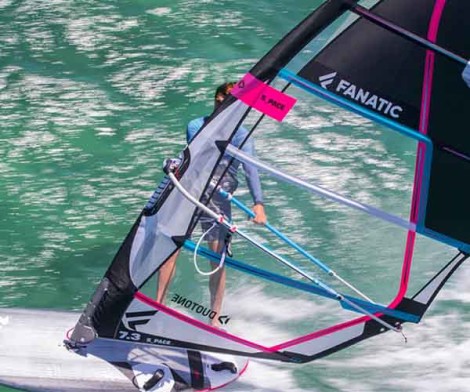 Duotone Black Boom Series beim Windsurfen