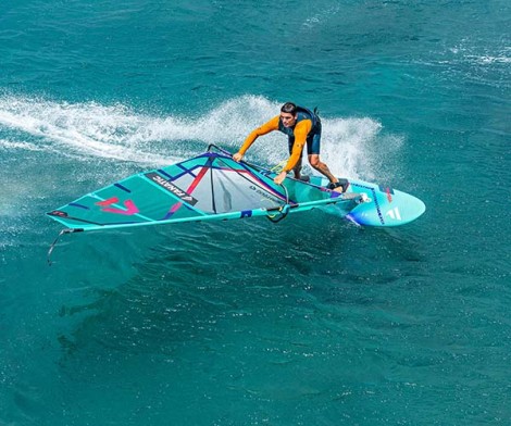 Fanatic Mamba TE Waveboard 2023 Windsurfboard beim Windsurfen