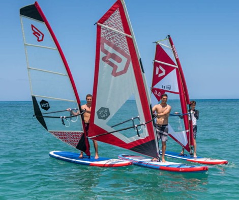 Alle Windsurfen auf dem see