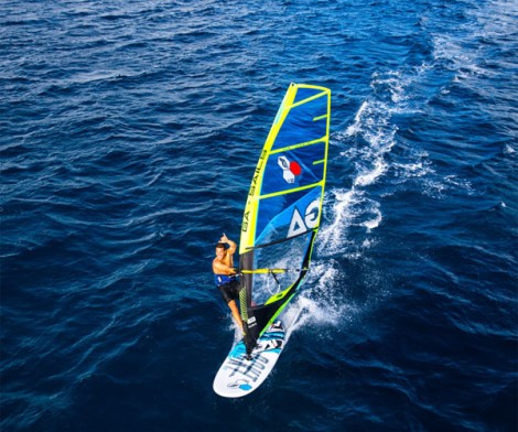 Sehr schnell Windsurfen mit dem Neuen Hybride