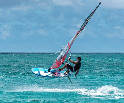 Goya Carrera Pro Freecarve Windsurf Board beim Sprung