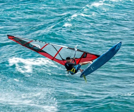 Goya Carrera Pro Freecarve Windsurf Board beim Surfen