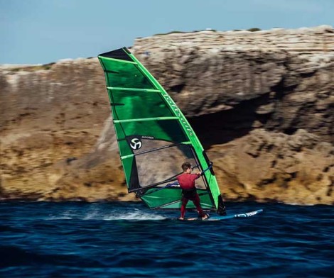 Loftsails Switchblade RaceSegel HD 2022 beim Windsurfen