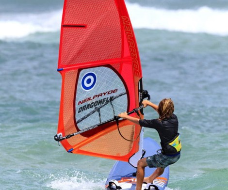 Neil Pryde Dragonfly Kinder Segel beim Windsurfen