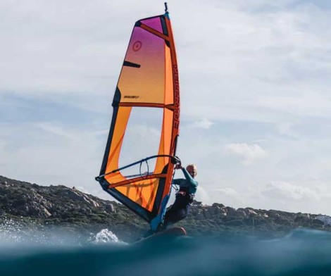 Neil Pryde Dragonfly C2 Orange/Blau 023 beim Windsurfen