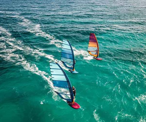 Neilpryde Power U Base mit North Pin beim Windsurfen