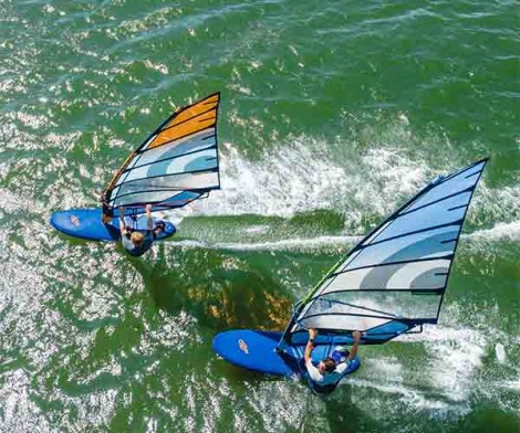 Neilpryde Speedster Segel C9 Hellblau 2023 zu zweit Windsurfen