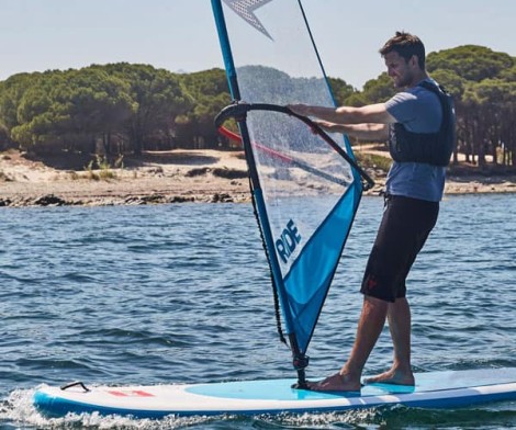 Red Paddle Co Windsurf + Ride Rigg beim Windsurfen