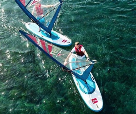 Zusammen Windsurfen am See zu zweit mit Red Paddle