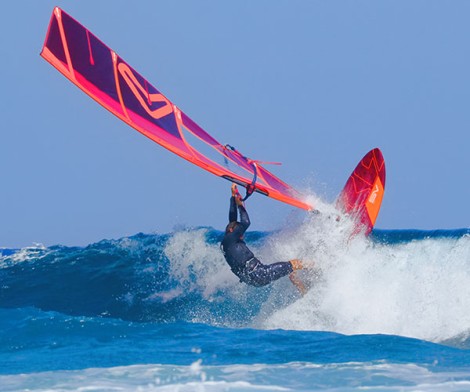 Serverne S-1 Wave Segel Red CC1 025  auf dem Weg zum Strand