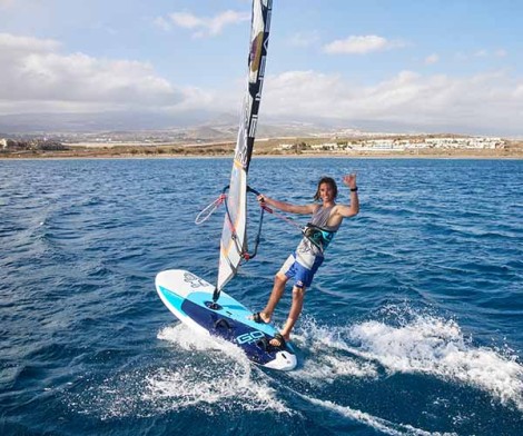 Starboard Go Windsurfer + PowerKid Rigg beim heizen