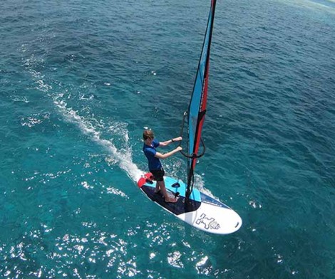 Starboard Go Windsurfer + Evolution II Rig beim Windsurfen