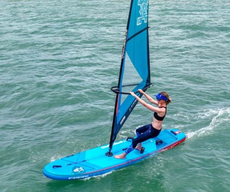 Starboard iGO Air Board + Compact Rig beim Windsurfen