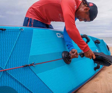 Starboard iGO Air Board + Compact Rig beim Montieren des Riggs