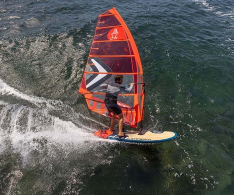 Starboard iSONIC Wood Sandwich Board 2025 beim Windsurfen