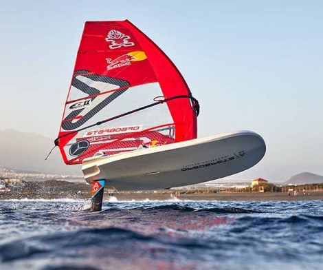 Starboard iQFoil 85 Starlite Carbon beim Gleiten