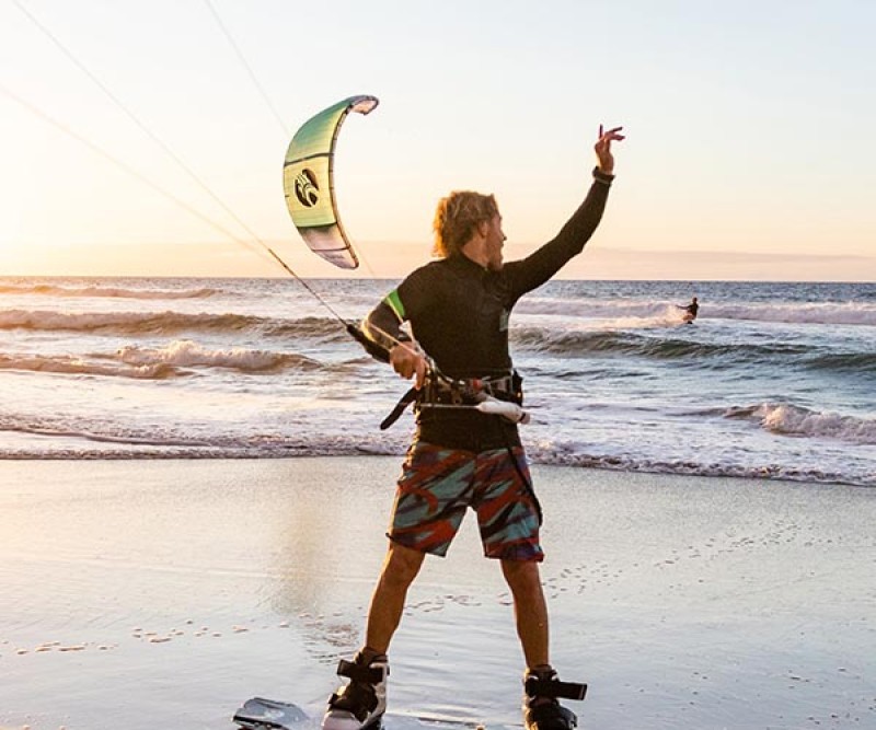 Cabrinha XCal Wood Freestyle Kite Board 2021 am Strand vor dem Start