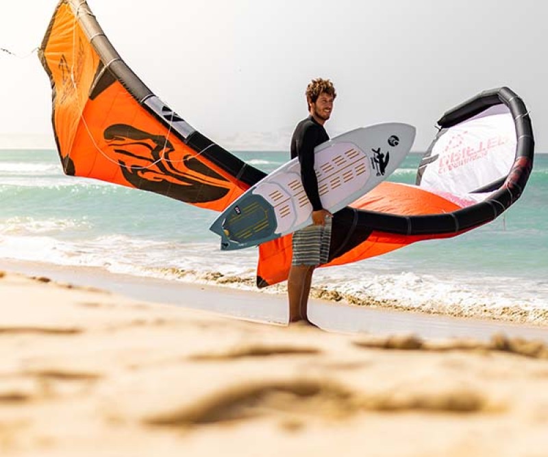 Cabrinha Drifter Kite C1 Red 2023 am Strand