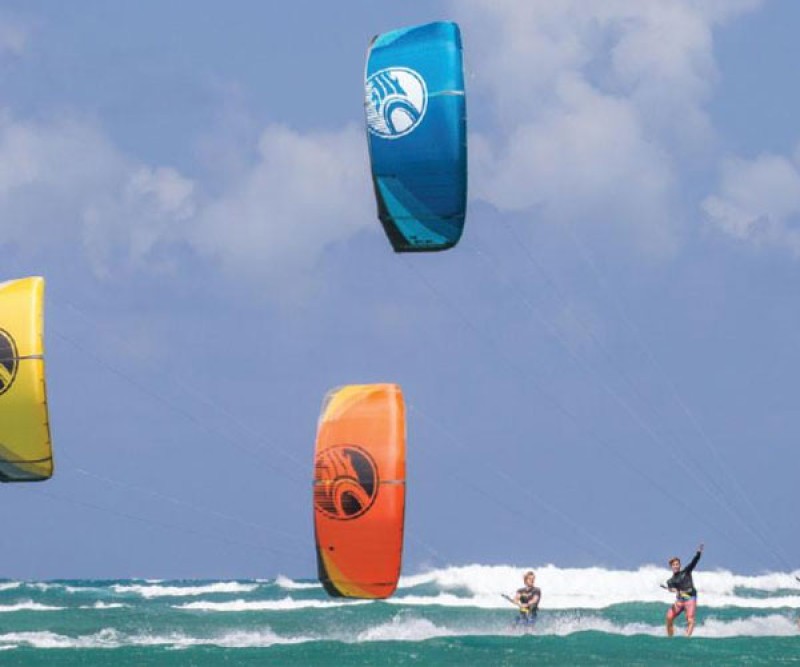 Kiten auf dem Meer mit freunden den neuen Fx Cabriha Kite Testen