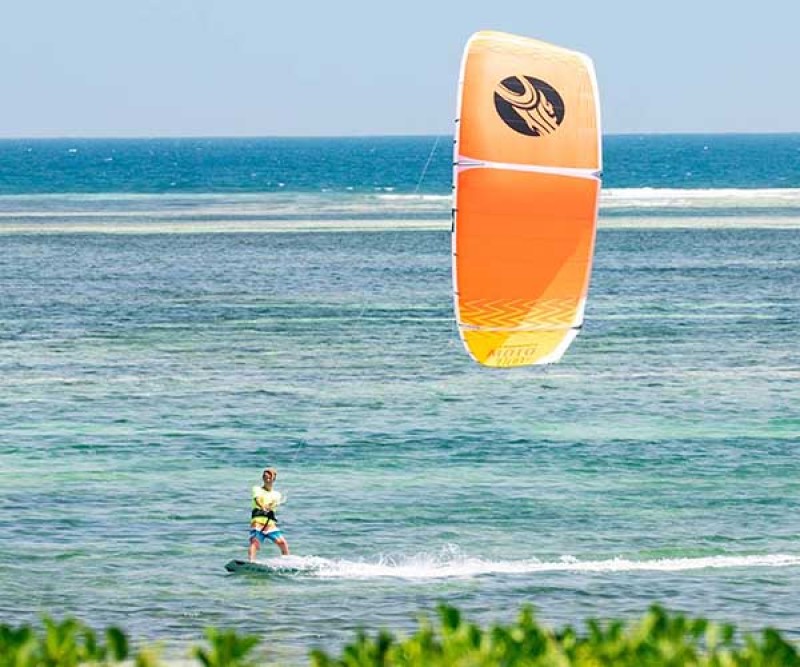 Cabrinha Moto Freeride Kite Black/Red 2021 beim Kiten höhe laufen beim Kiten