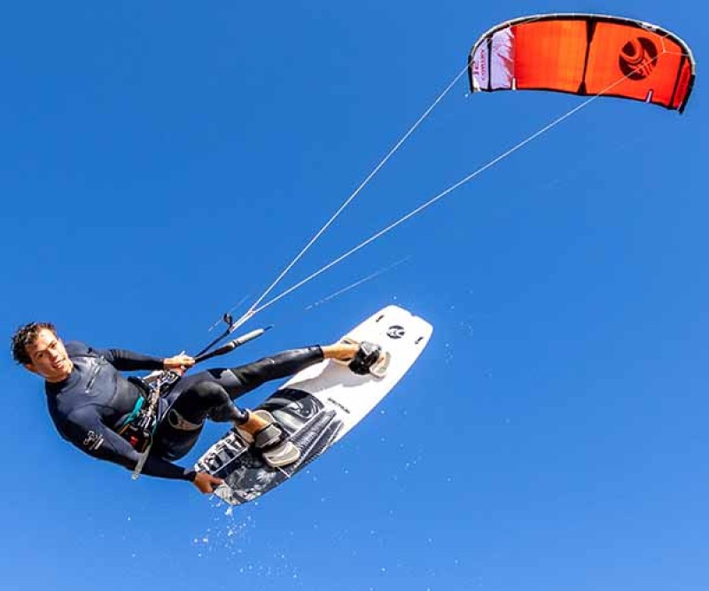 Cabrinha Spectrum Kite-Board 2023 beim Sprung