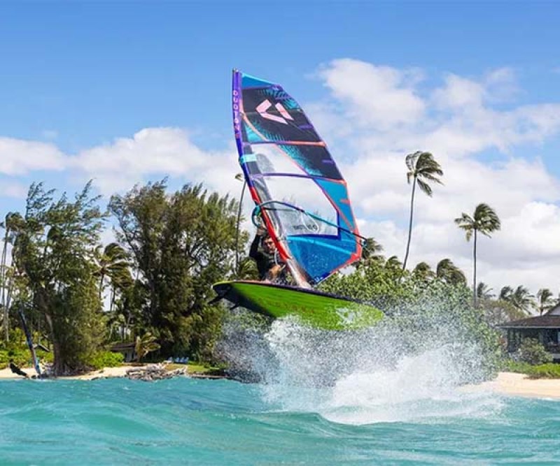 Duotone Duke C12 Black Wave Segel 025 beim Windsurfen