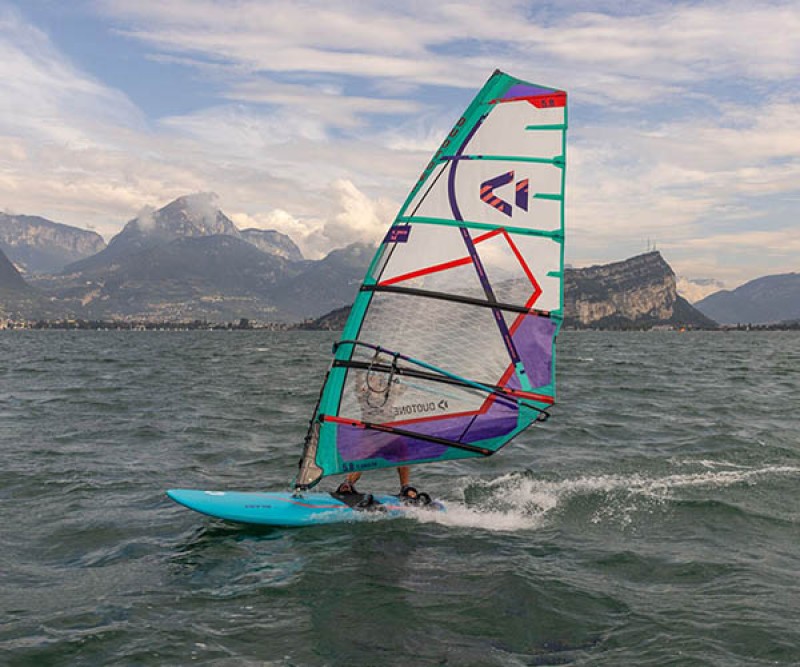 Duotone E Pace Segel C17 Weiß/Türkis 024 beim Speed Windsurfen