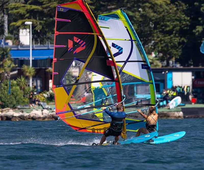 Duotone E Pace Rig Farbe Mustard 024 zu zweit Windsurfen