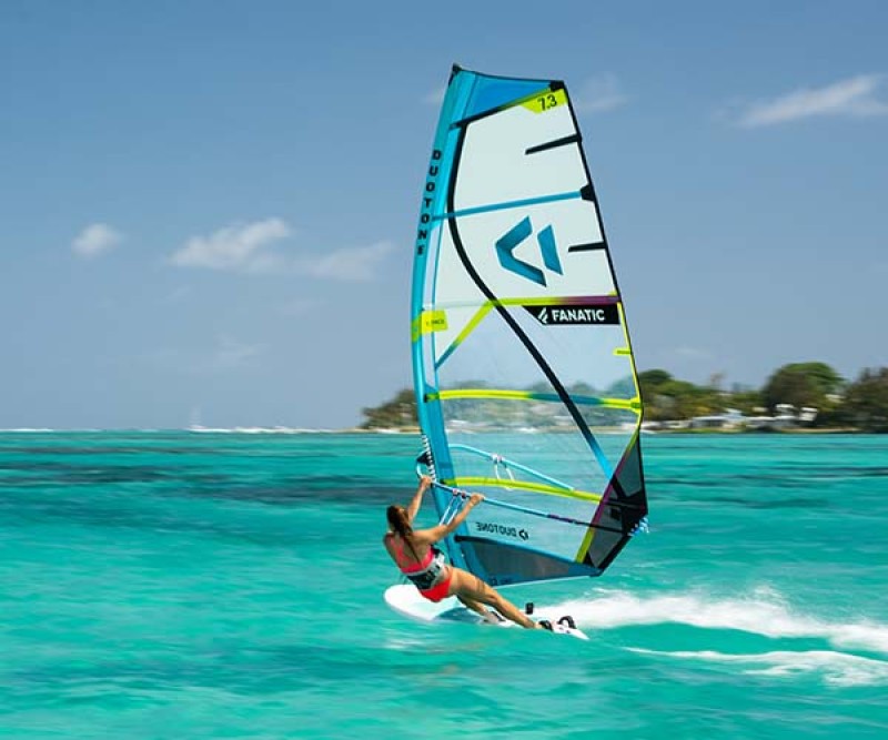 Duotone E Pace Rigg Farbe C14 2022 beim Windsurfen