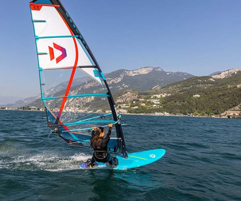 Duotone Eagle One + Center Finne 024 beim Windsurfen