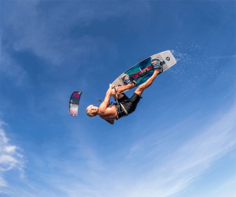Duotone Jaime Freestyle TwinTip Board 2021 in der luft beim Kiten