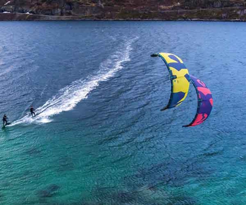 Duotone Wam Kiteboard Surfen 2024 zu zweit Kiten