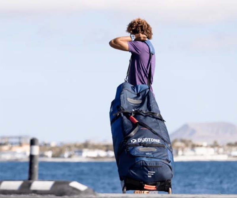 Duotone Team Bag Surf 6.0 Blau Reisetasche zum Kiten Model 2022 auf dem Weg zum Strand