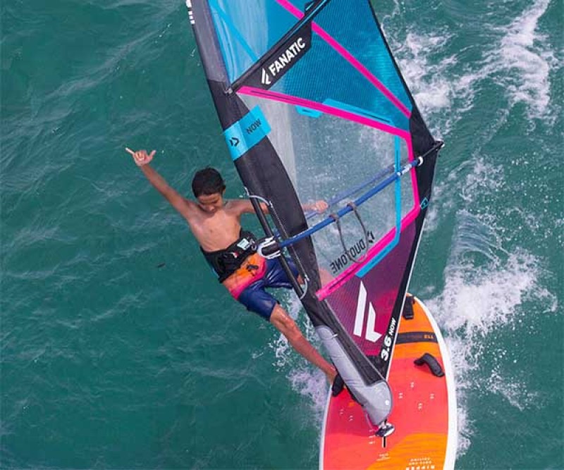 Duotone Now Kinder Rigg beim Windsurfen