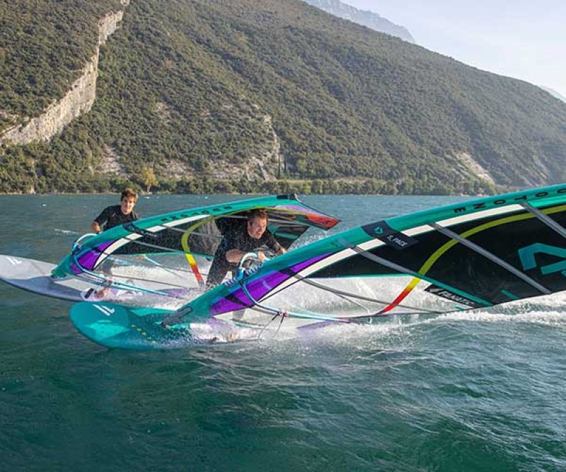 Duotone S_Pace Black/Türkis 2022 zu zweit windsurfen