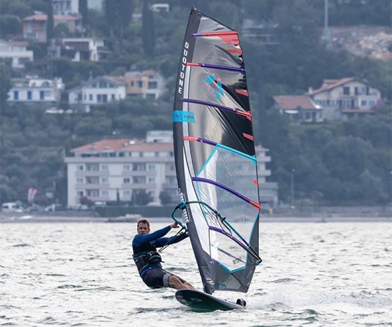 Duotone S_Pace Segel C29 Black.Grey 024 beim Windsurfen