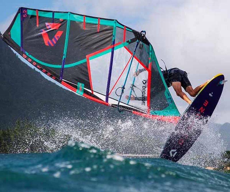 ION Curve Windsurf Trapez Blau 024 beim Sprung