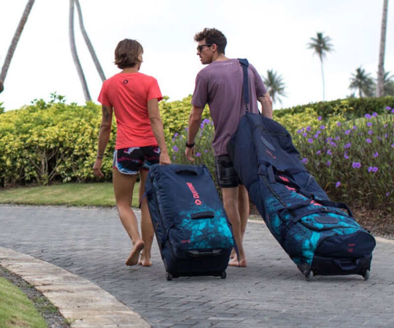 Duotone Travelbag Blau + Rollen auf dem Weg zum Beach