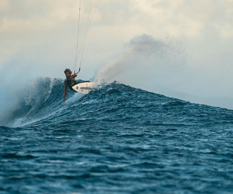 Duotone Wam SLS Kitesurf-Board 024 in der Welle