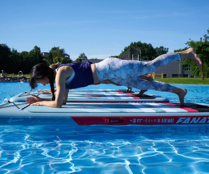 Fitness Training auf der Matte im Pool