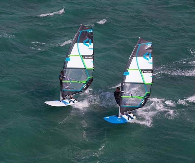 Fanatic Gecko LTD 2020 zu zweit am Windsurfen