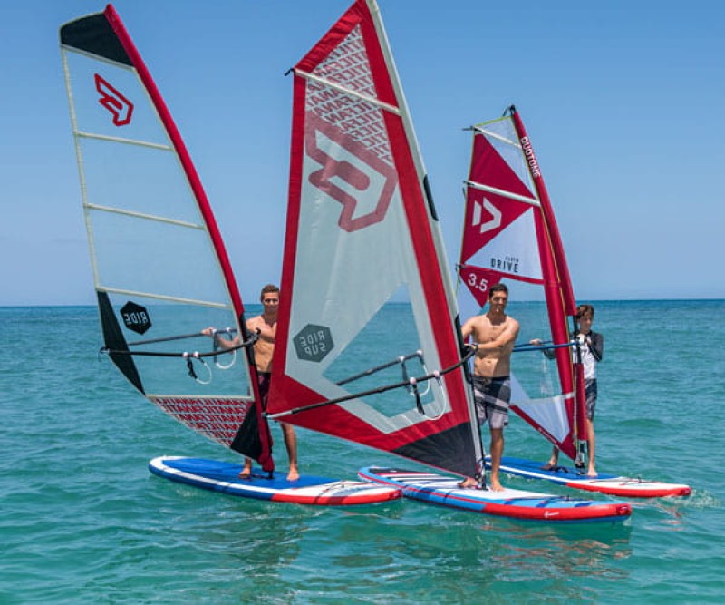 Alle Windsurfen auf dem see