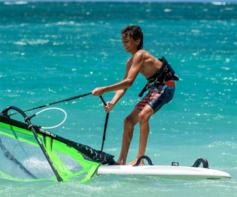 Goya Surf Trainer Single Windsurf Board beim Segel aufholen