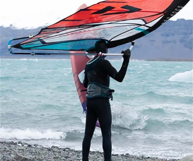 ION Seek Core 5.4 Front Zip Semidry Blackk Beim Windsurfen